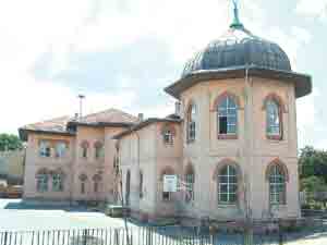 H�seyn Hilmi I��k began his primary education at the Re��diyye N�m�ne Mektebi (Now it's name is Ebussuud �lk��retim okulu)